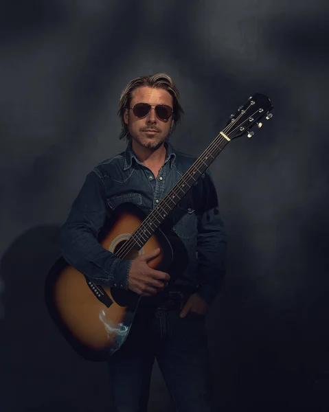 Hombre Con Camisa Vaquera Gafas Sol Aviador Con Guitarra Occidental — Foto de Stock