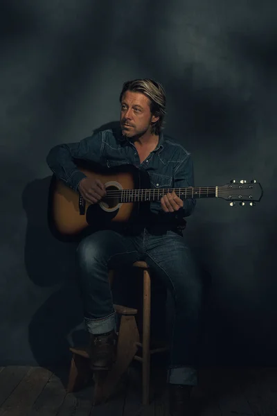 Hombre Con Camisa Vaquera Jeans Con Guitarra Occidental Acústica Taburete —  Fotos de Stock