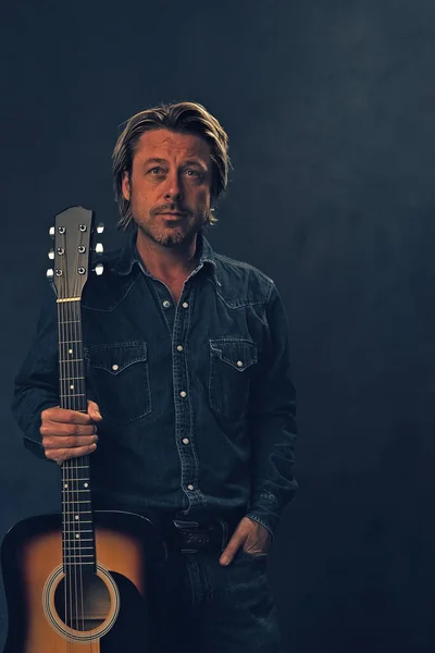 Hombre Con Camisa Vaquera Jeans Con Guitarra Occidental Acústica Frente — Foto de Stock