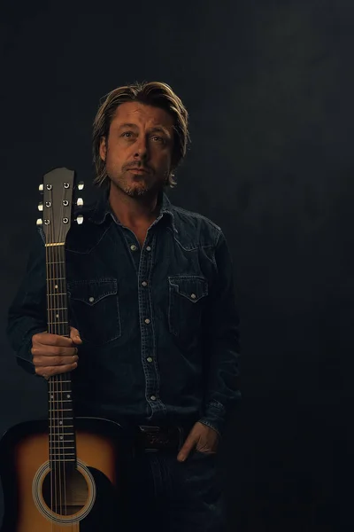 Homem Camisa Jeans Jeans Com Violão Ocidental Acústico Frente Uma — Fotografia de Stock