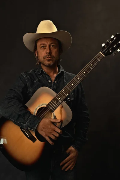 Hombre Camisa Vaquera Sombrero Vaquero Blanco Con Guitarra Occidental Acústica —  Fotos de Stock