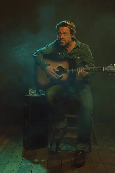 Musician Sitting Wooden Stool Plays Acoustic Guitar Next Him Guitar — Stock Photo, Image