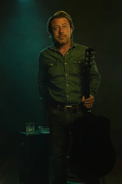 Country Western Musiker Jeans Och Jeansskjorta Står Med Akustisk Gitarr — Stockfoto
