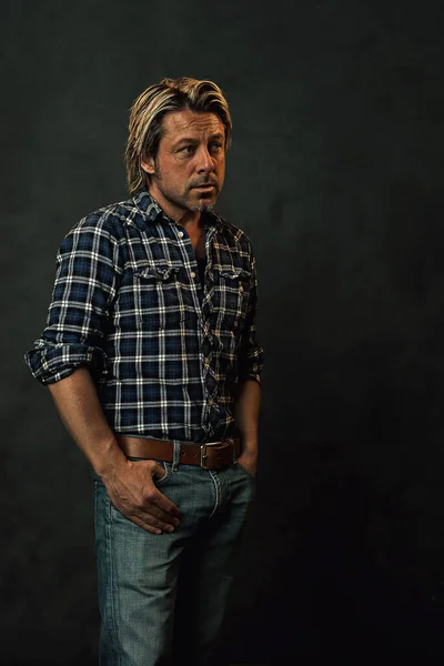 Hombre Con Pelo Rubio Camisa Leñador Jeans Pie Frente Una — Foto de Stock