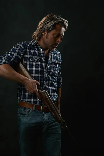 Hombre Con Pelo Rubio Camisa Leñador Jeans Sostiene Rifle Vista — Foto de Stock