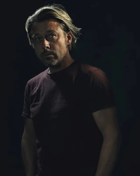 티셔츠를 금발의 회색의 머리를 남자의 어두운 초상화 — 스톡 사진