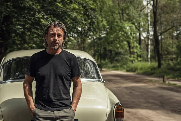 Mannen Svart Shirt Står Vid Klassisk Bil Skogsgrusväg — Stockfoto