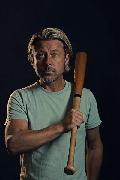 Blonder Mann Hellgrünem Shirt Mit Baseballschläger — Stockfoto