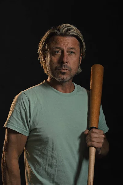 Blonde Man Light Green Shirt Holding Baseball Bat — Stock Photo, Image