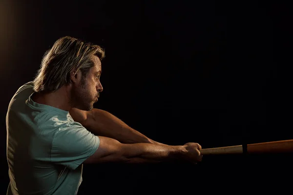 Blonder Mann Mit Stoppelbart Hellgrünem Shirt Schlägt Mit Baseballschläger Seitenansicht — Stockfoto