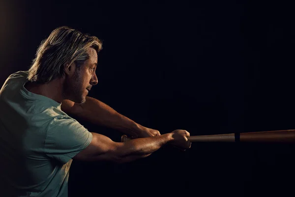 Blonder Mann Mit Stoppelbart Hellgrünem Shirt Schlägt Mit Baseballschläger Seitenansicht — Stockfoto