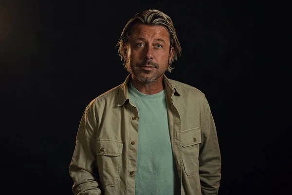 Homem Com Cabelo Loiro Barba Restolho Veste Uma Camiseta Verde — Fotografia de Stock