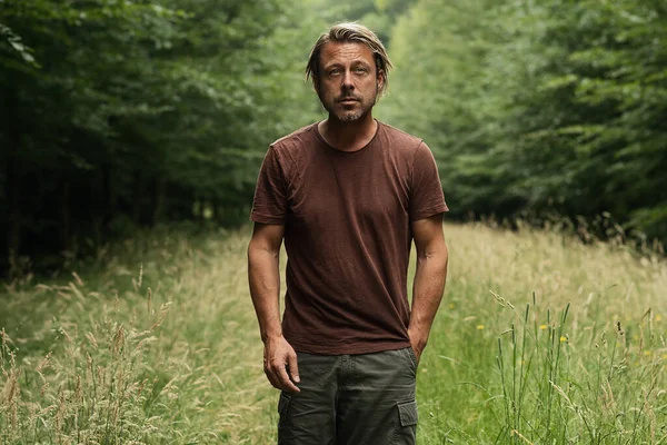 Blonder Mann Mit Stoppelbart Und Braunem Shirt Spaziert Sommer Über — Stockfoto