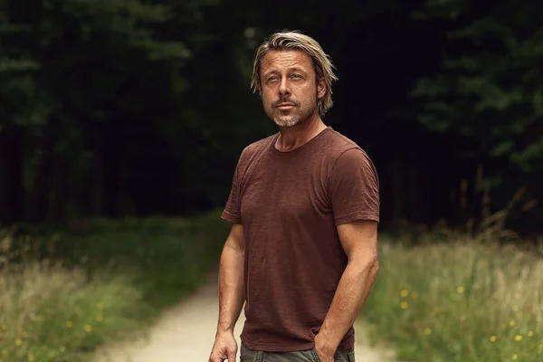 Blond Man Med Skägg Brun Shirt Sandig Stig Skog Sommaren — Stockfoto