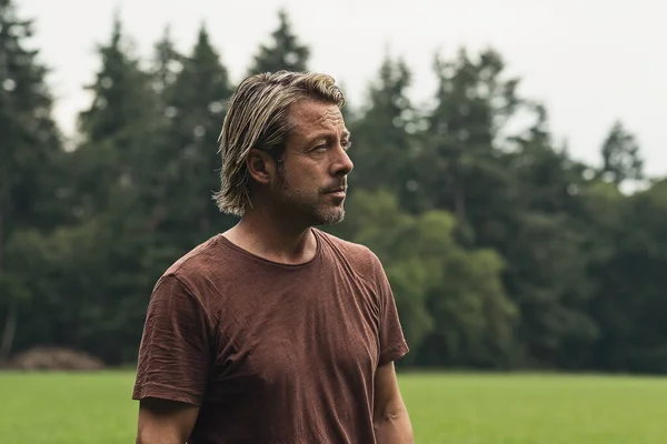 Hombre Rubio Con Barba Barba Una Camiseta Marrón Encuentra Campo —  Fotos de Stock