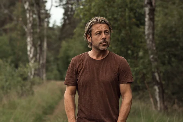 Blonder Mann Mit Stoppelbart Braunen Shirt Sommer Auf Einem Waldweg — Stockfoto