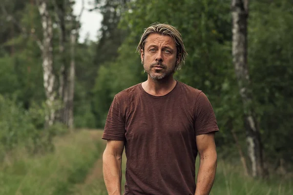 Blonder Mann Mit Stoppelbart Braunen Shirt Sommer Auf Einem Waldweg — Stockfoto