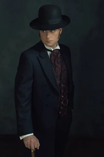 Молодой Человек Стильной Винтажной Викторианской Одежде Стоя Тростью Перед Тёмно — стоковое фото