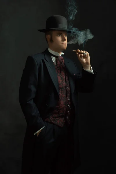 Cigar Rökning Ung Man Snygg Vintage Viktorianska Kläder Står Ett — Stockfoto