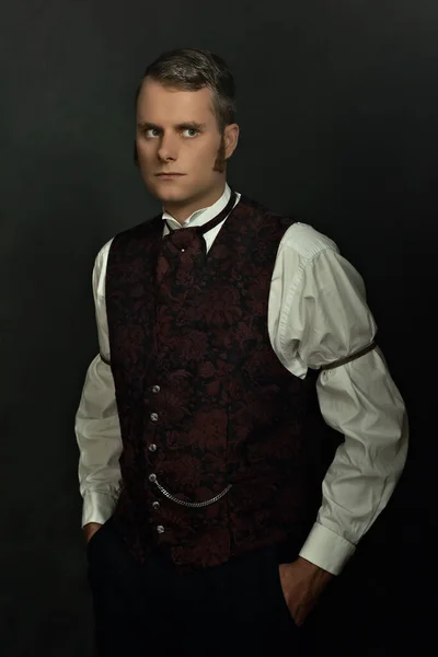 一个身穿维多利亚时代旧式服装的年轻人在黑暗的灰色墙壁前的影子画像 — 图库照片