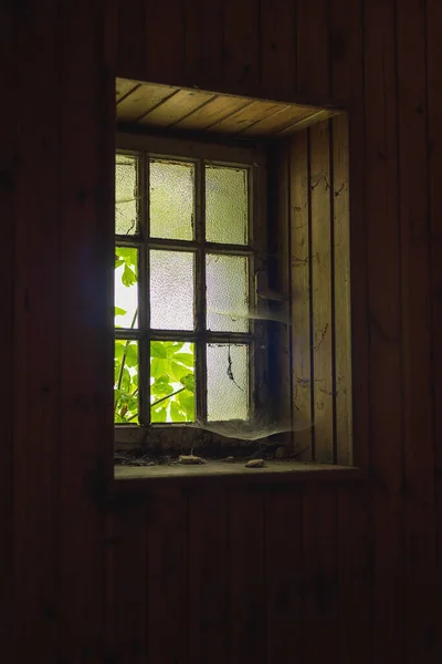 Licht Durch Ein Altes Heruntergekommenes Fenster Mit Spinnweben — Stockfoto