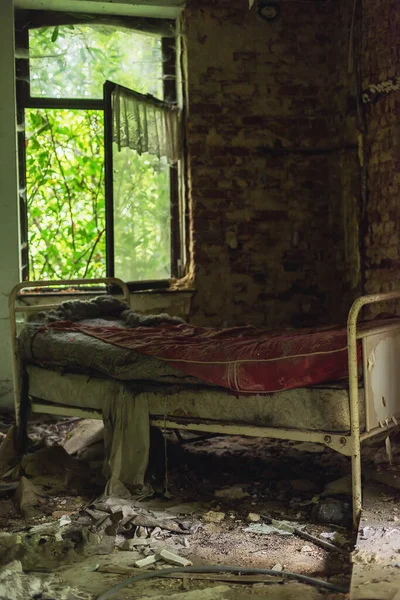 Vieux Lit Hôpital Dans Une Chambre Sale Abandonnée Délabrée Avec — Photo