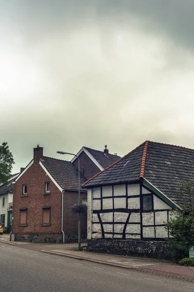 Starý Polotlučený Statek Cestě Vesnici Pod Zataženou Oblohou — Stock fotografie