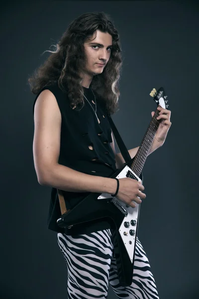 Male hard rock electric guitar musician with long hair. Studio s — Stock Photo, Image