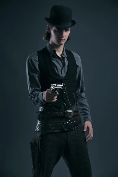 Western 1900 fashion man with brown hair and hat shooting with g — Stock Photo, Image