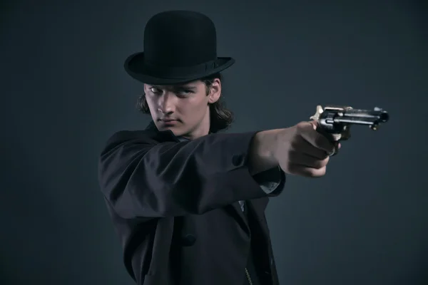 Shooting western 1900 fashion man with brown hair and hat. Studi — Stock Photo, Image