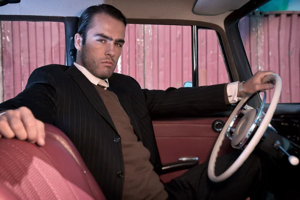Retro 60s mode business man dragen grijs pak met stropdas sittin — Stockfoto
