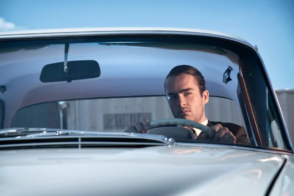 Retro 60s fashion business man wearing grey suit with tie sittin — Stock Photo, Image