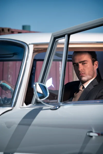 Retro 60s moda homem de negócios vestindo terno cinza com gravata sittin — Fotografia de Stock