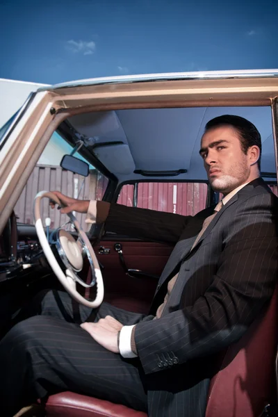 Uomo d'affari moda anni 60 retrò indossa abito grigio con cravatta seduta — Foto Stock