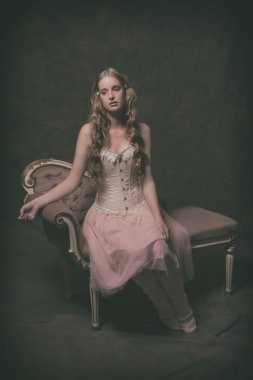 Klasik bale pembe korse ve elbise giyen kadın moda. dikkat