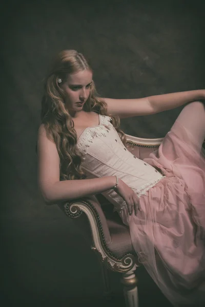 Mode de ballet vintage femme portant corset rose et robe. Assis. — Photo