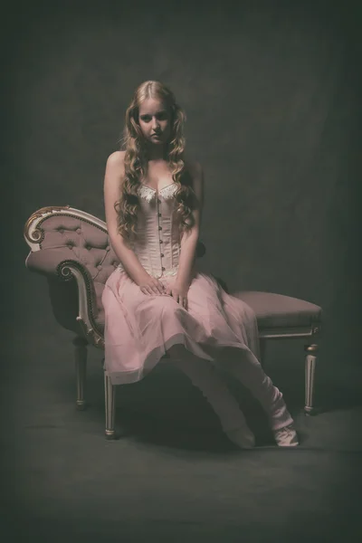 Mujer de moda de ballet vintage con corsé rosa y vestido. Siéntate. —  Fotos de Stock