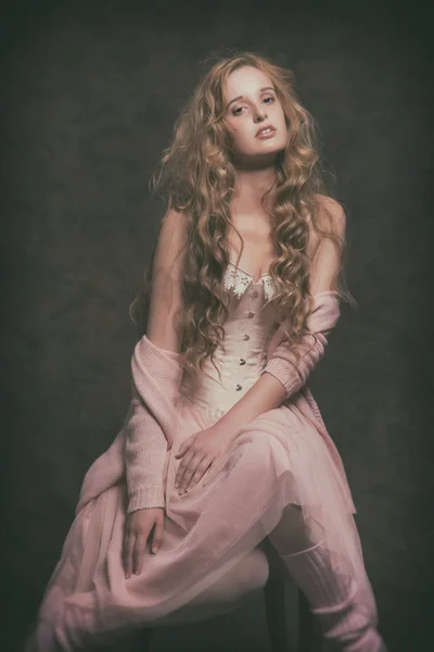Vintage divat nő visel rózsaszín kardigán ruha. ül — Stock Fotó