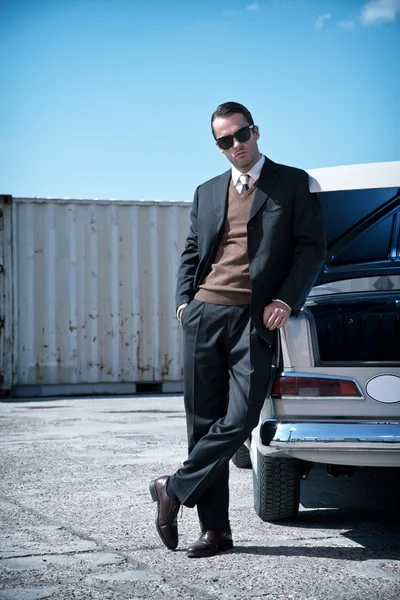 Retro-50er Mafia-Mode Mann steht neben geöffnetem Kofferraum — Stockfoto