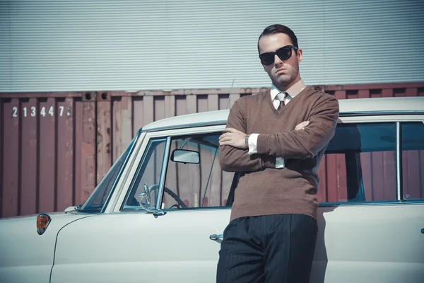 Rétro fifties homme d'affaires de mode avec des lunettes de soleil penché à nouveau — Photo