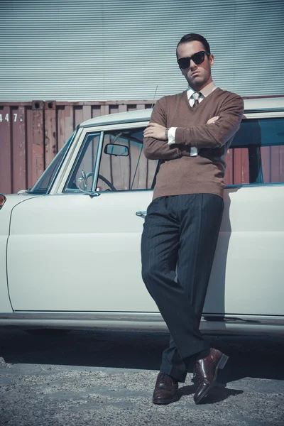 Retro fifties business fashion man with sunglasses leaning again — Stock Photo, Image