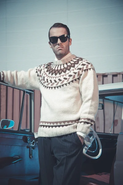 Hombre de moda retro años cincuenta con suéter de lana y gafas de sol sta —  Fotos de Stock