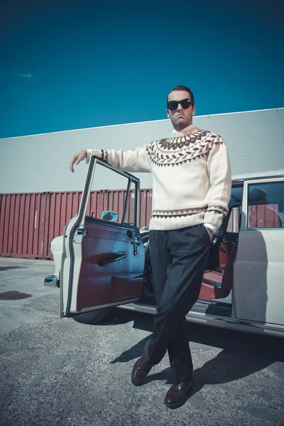 Hombre de moda retro años cincuenta con suéter de lana y gafas de sol sta — Foto de Stock