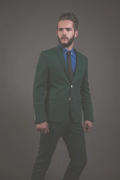 Obchodní módní muž nosí zelený oblek s modrou košili a blac — Stock fotografie