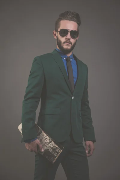 Άνθρωπος των επιχειρήσεων μόδας φοράει πράσινο κοστούμι με τα γυαλιά ηλίου και μπλε — Φωτογραφία Αρχείου