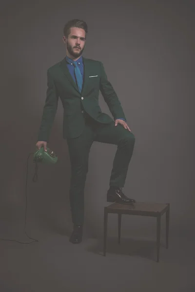 Business mode man dragen groene pak met blauwe overhemd en stropdas. — Stockfoto