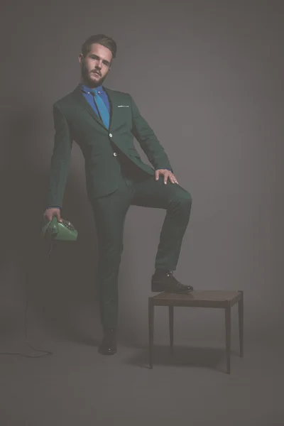 Homme de mode d'affaires portant un costume vert avec chemise bleue et cravate . — Photo