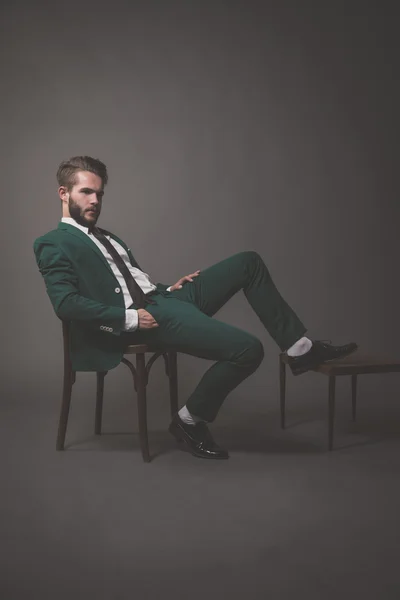 Homem de moda de negócios vestindo terno verde com camisa branca preta a — Fotografia de Stock