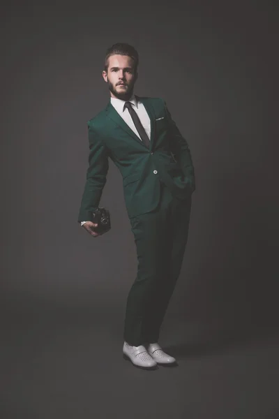 Homme de mode d'affaires portant un costume vert avec chemise blanche et bla — Photo