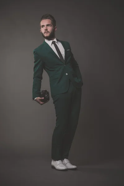 Homme de mode d'affaires portant un costume vert avec chemise blanche et bla — Photo